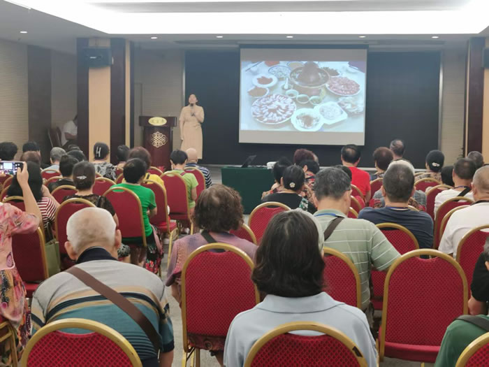 綿陽(yáng)中旅行假日旅行社舉行胡楊林、南疆專列推薦會(huì)